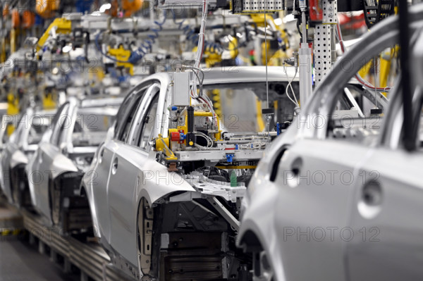 Autos in der Fertigung beim Werksrundgang von Bundeskanzler Olaf Scholz (SPD) im BMW Group Werk München. (Themenbild, Sy