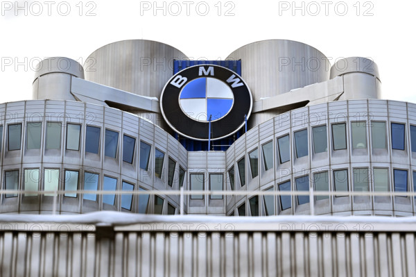 BMW-Logo am BMW-Turm beim Werksrundgang von Bundeskanzler Olaf Scholz (SPD) im BMW Group Werk München. (Themenbild, Symb