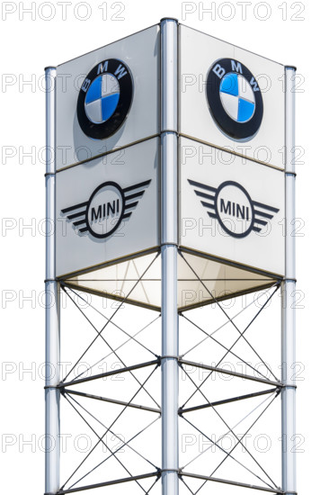 Firma BMW MINI Firmenschild und Werbeschild der Firma BMW MINI, isoliert über weißem Hintergrund *** BMW MINI company si
