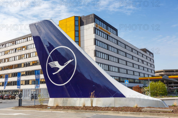Frankfurt, Deutschland - 7 April 2020: Lufthansa Zentrale Hauptsitz mit Leitwerk auf dem Flughafen Frankfurt (FRA) in De