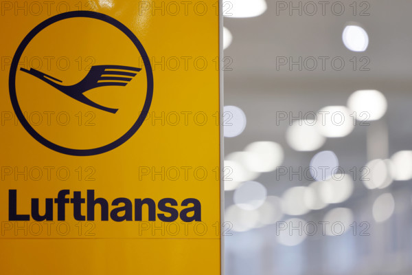Eine Werbung für Lufthansa am Köln Bonn Airport. Die Lufthansa AG betreibt unter der Marke Deutsche Lufthansa, auch Luft