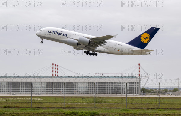 08.10.2023, Airport München, Flugbetrieb am Airport München Fanz Josef Strauss, Startbahn Süd, Eine Passagiermaschine de