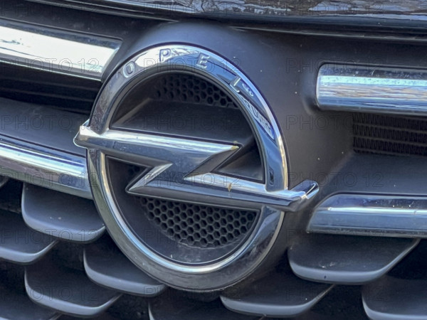 Das Opel Logo Firmenlogo Buchstaben an der Motorhaube eines Opel PKW Die Opel Automobile GmbH ist ein deutscher Kraftfahrzeughersteller mit Sitz in Ruesselsheim am Main Die durch US Praesident Trumps erhobenen neuen Zoelle gelten für alle importierten Autos,In den USA sind die angekuendigten Autozoelle in Kraft getreten Es gelten 25 Prozent Aufschlag pro Importierten PKW in die Vereinigten Staaten von America Hamburg Deutschland *** The Opel logo Company logo letters on the hood of an Opel car Opel Automobile GmbH is a German motor vehicle manufacturer based in Ruesselsheim am Main The new tariffs imposed by US President Trumps apply to all imported cars, In the USA, the announced car tariffs have come into force There is a 25 percent s