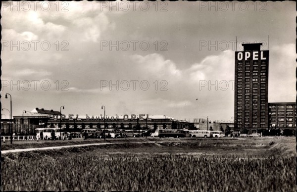 Rüsselsheim, Blick auf das Opelwerk mit Opelturm, Hochhaus, Bahnhof !AUFNAHMEDATUM GESCHÄTZT!