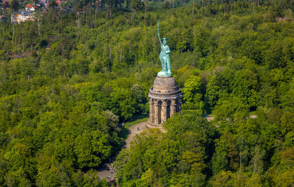 Luftbild, Hermannsdenkmal, kulturelle Statue des Cheruskerfürsten, nach Entwürfen von Ernst von Bandel, Teutoburger Wald