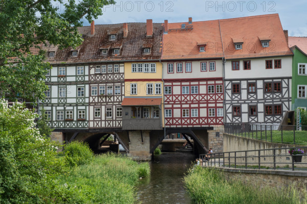 Blick auf die KrŠmerbrŸcke in Erfurt Ð das berŸhmteste Wahrzeichen der Stadt und einzige vollstŠndig bebaute und bewohnte BrŸcke nšrdlich der Alpen. *** View of the KrŠmerbrŸcke in Erfurt - the city's most famous landmark and the only completely built-up and inhabited bridge north of the Alps.