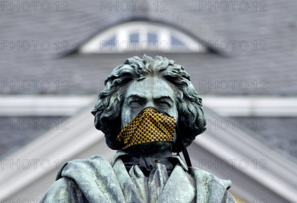 DEU , DEUTSCHLAND : Waehrend der Corona-Krise / Corona-Pandemie traegt auch die Beethoven-Statue in Bonn einen Mundschu