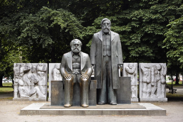 24.06.2020, Berlin, Deutschland - Foto: Das Denkmal von Karl Marx und Friedrich Engels, wurde 2010 wegen der Verlaenger