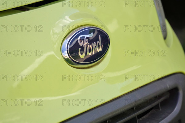 Ford Motor Company, Autohersteller, Firmenlogo an einem hellgrünen Auto *** Ford Engine Company, Car manufacturer, Compa