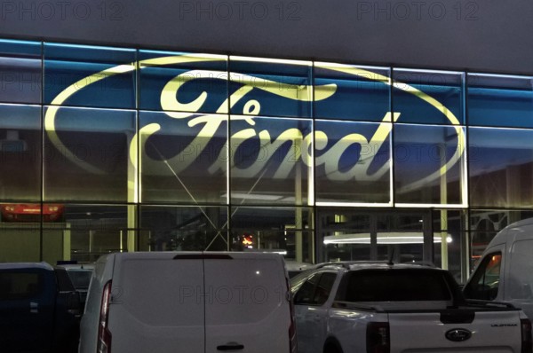Ford Autohaus, KFZ Handel mit Auto-Werkstatt. Die Ford-Werke GmbH ist eine Tochtergesellschaft der US-amerikanischen For