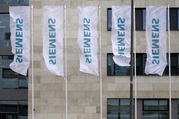 Das Logo der Firma Siemens am Standort des Unternehmens in Erlangen. Das durch Abspaltung von Siemens entstandene Untern