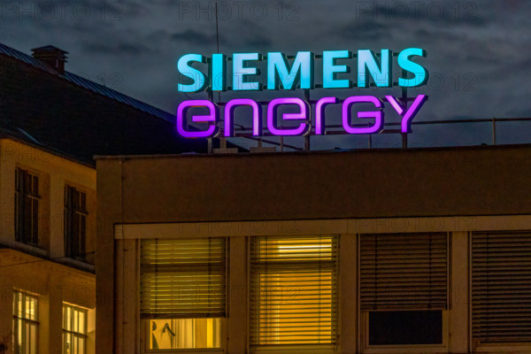 Unternehmen in Franken Beleuchteter Schriftzug Siemens energy der Siemens Energy AG am Standort Nürnberg bei Nacht. Nürn