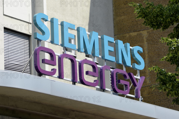 10 . 06 . 2021 , Berlin / Moabit : Mitarbeiter des Berliner Gasturbinenwerkes Siemens Energy demonstrieren gegen den Ab