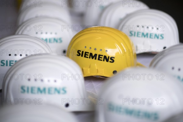 Siemens Deutschland, Germany, Berlin, 02.03.2017 Logo der Siemens AG auf einem gelben Schutzhelm im Siemens-Gasturbinenw