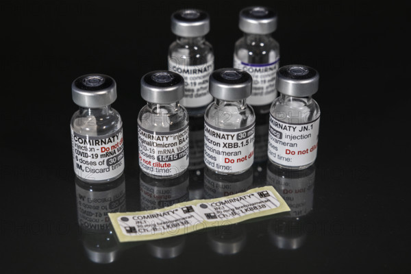 Originale Phiolen aller Comirnaty Impfstoffe von BioNTech Pfizer. Redaktionell: Originale Phiolen aller Comirnaty Impfst