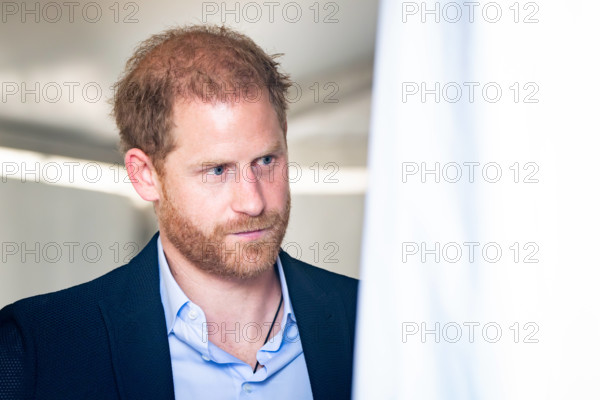 Prinz Harry zu Besuch bei den Invictus Games 2023 in Duesseldorf Prinz Harry, Duke of Sussex im Portrait im Gespraech mi
