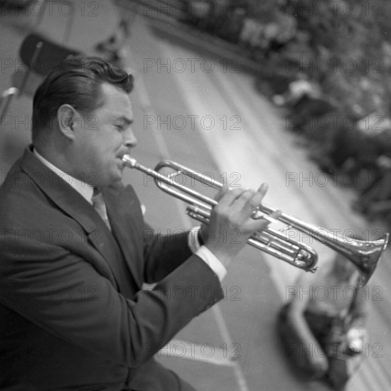 Aus dem Studio 10 des NWDR in Hamburg wird eine Jazz Musiksendung gesendet hier der Trompeter Hamb