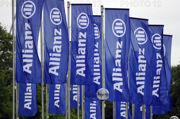 Allianz uebertrifft nach Endspurt die Gewinnerwartungen Ð Optimistischer Ausblick Flaggen,Fahnen im Wind. ALLIANZ SE Hau