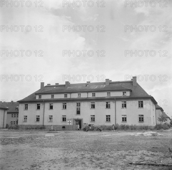 Anefo photo collection. Repatriation Camp Bergen-Belsen. Building with inscription M.B. 57 and red-cross sign. 1945. Ber