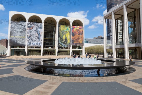 Bildnummer: 59553945  Datum: 22.04.2013  Copyright: imago/Rüdiger Wölk
 USA, New York, NY: Metropolitan Opera, Banner an der Fassade werben für den Ring des Nibelungen. Im Wagner-Jahr wird an der MET der Ring aufgeführt. Das Rheingold, Die Walküre, Siegfried, Götterdämmerung Reisen USA Gebäude xdp x0x 2013 quer America Außenaufnahme Gebäude Kultur Lincoln Center Manhattan Metropolitan Opera NY NYC New York New York City North America Oper Opernhaus Theater U.S. US USA United States United States of America reisen 

 59553945 Date 22 04 2013 Copyright Imago Rüdiger Wölk USA New York NY Metropolitan Opera Banner to the Facade Advertising for the Ring the Nibelungen in Wagner Year will to the Met the Ring listed the Rheingold the Walküre Siegfried Götterdämmerung Travel USA Building XDP x0x 2013 horizontal America Outside view Building Culture Lincoln Center Manhattan Metropolitan Opera NY NYC New York New York City North America Opera Opera House Theatre U S U.S. USA United States Uni...