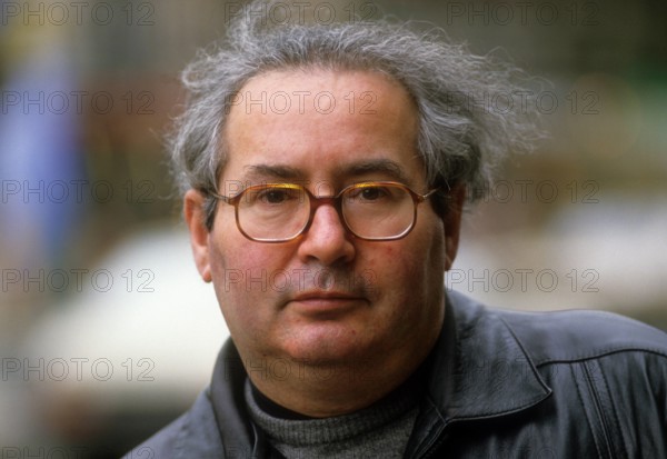 Bildnummer: 53655626  Datum: 15.03.1988  Copyright: imago/Sven Simon
Historiker Serge Klarsfeld in Paris, Personen; 1988, Paris, Fotoshooting, Wissenschaft; , quer, Kbdia, Porträt, Privatbild, People; Aufnahmedatum geschätzt

Bildnummer 53655626 Date 15 03 1988 Copyright Imago Sven Simon Historians Serge Klarsfeld in Paris People 1988 Paris Photo shooting Science horizontal Kbdia Portrait Private Celebrities date estimated