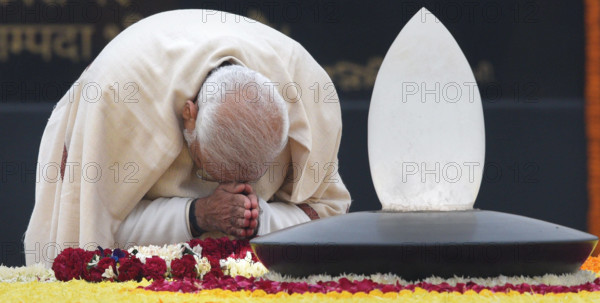 News Themen der Woche KW52 News Bilder des Tages NEW DELHI, INDIA - DECEMBER 25: Prime Minister Narendra Modi pays flor