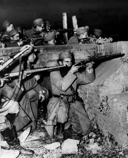 Bildnummer: 55850704 Datum: 01.01.1955 Copyright: imago/United Archives
Argentine Revolt. Government troops in action. 1955. Mono Print !AUFNAHMEDATUM GESCHÄTZT! kbdig 2011 hoch Encyclopedia of World History
Bildnummer 55850704 Date 01 01 1955 Copyright Imago United Archives Argentine Revolt Government Troops in Action 1955 Mono Print date estimated Kbdig 2011 vertical Encyclopedia of World History