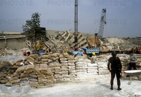 Bildnummer: 55182969  Datum: 20.09.1985  Copyright: imago/Sven Simon
Erdbeben von 1985 in Mexiko Stadt : Bergungsarbeiten   019 Gesellschaft Naturkatastrophe Erdbeben Mexiko kbdia xkg  1985 quer Bergung Rettung Rettungskräfte Bergungsteam Helfer Erste Hilfe Zerstörung Schäden Totale

Bildnummer 55182969 Date 20 09 1985 Copyright Imago Sven Simon Earthquakes from 1985 in Mexico City Salvage work  Society Natural disaster Earthquakes Mexico Kbdia xkg 1985 horizontal Recovery Rescue Rescuers Rescue team Helper First Help Destruction Damage long shot