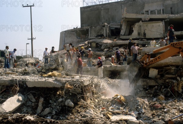 Bildnummer: 55182980  Datum: 20.09.1985  Copyright: imago/Sven Simon
Erdbeben von 1985 in Mexiko Stadt : Bergungsarbeiten   019 Gesellschaft Naturkatastrophe Erdbeben Mexiko kbdia xkg  1985 quer Bergung Rettung Rettungskräfte Bergungsteam Helfer Erste Hilfe Zerstörung Schäden Totale

Bildnummer 55182980 Date 20 09 1985 Copyright Imago Sven Simon Earthquakes from 1985 in Mexico City Salvage work  Society Natural disaster Earthquakes Mexico Kbdia xkg 1985 horizontal Recovery Rescue Rescuers Rescue team Helper First Help Destruction Damage long shot