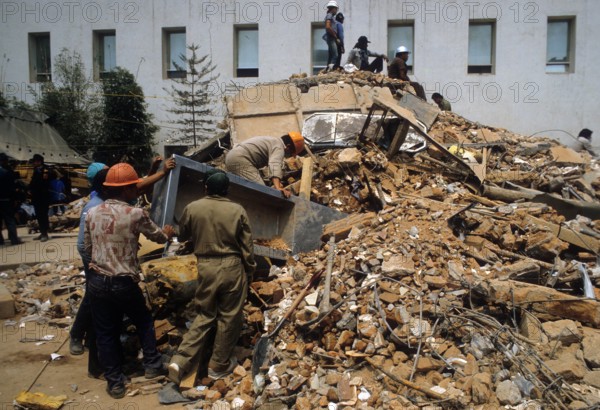 Bildnummer: 55182990 Datum: 20.09.1985 Copyright: imago/Sven Simon
Erdbeben von 1985 in Mexiko Stadt : Bergungsarbeiten 019 Gesellschaft Naturkatastrophe Erdbeben Mexiko kbdia xkg 1985 quer Bergung Rettung Rettungskräfte Bergungsteam Helfer Erste Hilfe Zerstörung Schäden Totale
Bildnummer 55182990 Date 20 09 1985 Copyright Imago Sven Simon Earthquakes from 1985 in Mexico City Salvage work Society Natural disaster Earthquakes Mexico Kbdia xkg 1985 horizontal Recovery Rescue Rescuers Rescue team Helper First Help Destruction Damage long shot