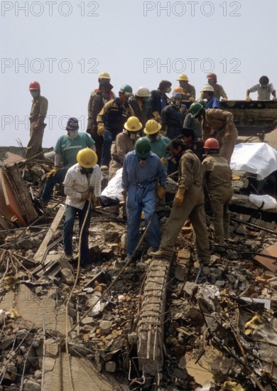 Bildnummer: 55182937  Datum: 20.09.1985  Copyright: imago/Sven Simon
Erdbeben von 1985 in Mexiko Stadt : Bergungsarbeiten   019 Gesellschaft Naturkatastrophe Erdbeben Mexiko kbdia xkg  1985 hoch Bergung Rettung Rettungskräfte Bergungsteam Helfer Erste Hilfe Zerstörung Schäden Totale

Bildnummer 55182937 Date 20 09 1985 Copyright Imago Sven Simon Earthquakes from 1985 in Mexico City Salvage work  Society Natural disaster Earthquakes Mexico Kbdia xkg 1985 vertical Recovery Rescue Rescuers Rescue team Helper First Help Destruction Damage long shot