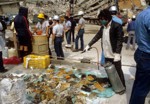 Bildnummer: 55182939 Datum: 20.09.1985 Copyright: imago/Sven Simon
Erdbeben von 1985 in Mexiko Stadt : Desinfektion der Handschuhe der Rettungskräfte 019 Gesellschaft Naturkatastrophe Erdbeben Mexiko kbdia xkg 1985 quer Totale
Bildnummer 55182939 Date 20 09 1985 Copyright Imago Sven Simon Earthquakes from 1985 in Mexico City Disinfection the Gloves the Rescuers Society Natural disaster Earthquakes Mexico Kbdia xkg 1985 horizontal long shot