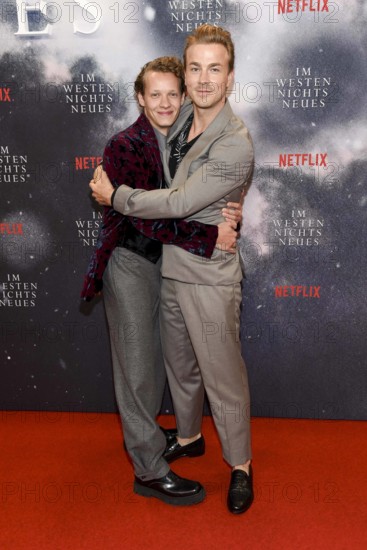 Felix Kammerer, Albrecht Schuch bei der Premiere vom neuen Netflix-Film Im Westen Nichts Neues am 27. September 2022 im Kino International in Berlin. Berlin Deutschland *** Felix Kammerer, Albrecht Schuch at the Premiere from New NETFLIX Film at West Nothing New on 27 September 2022 at Cinema International in Berlin Berlin Germany