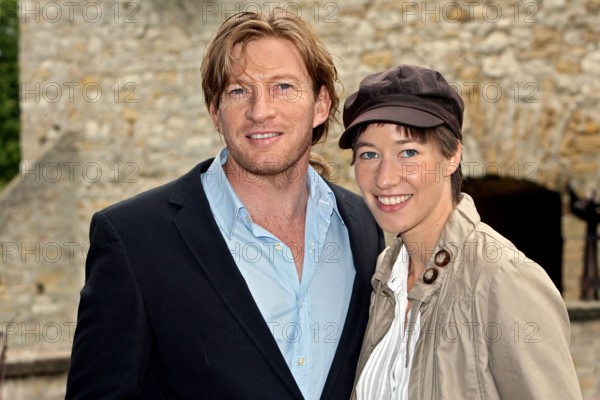 Bildnummer: 52668401  Datum: 09.08.2008  Copyright: imago/STAR-MEDIA
Schauspieler David Wenham neben Schauspielerin Johanna Wokalek anlässlich eines Pressetermins für den Film - Die Päpstin - auf der Burg Querfurt , Personen , optimistisch; 2008, Querfurt, Pressetermin, Film; , quer, Kbdig, Gruppenbild, close, Randbild, People

Bildnummer 52668401 Date 09 08 2008 Copyright Imago Star Media Actor David Wenham next to Actress Johanna Wokalek during a Press call for the Film the Päpstin on the Burg Querfurt People optimistic 2008 Querfurt Press call Film horizontal Kbdig Group photo Close Edge image Celebrities
