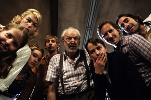Bildnummer: 54378467 Datum: 14.04.2007 Copyright: imago/United Archives
Pornorama oder Die Bekenntnisse der mannstollen Näherin Rita Brauchts D 2007 / v.r.n.l.: Filmfinanzier Cesare (DIETER LANDURIS), Freddie (BENNO FÜRMANN), Bennie (TOM SCHILLING), Herr Eckert (MICHAEL GWISDEK), Lothar (MARTIN GLADE), Irene (LISA MARIE POTTHOFF), Frau Schröder (ELKE WINKENS) und Emmelie (LEONIE BRILL) People Entertainment quer Pornorama Film Fernsehen Kino Movie Romance Romantic Comedy 1960 s 60er sexuelle Revolution Aufklärung Frau woman Mann man Gruppe group
Bildnummer 54378467 Date 14 04 2007 Copyright Imago United Archives Actor Rama Or the Confessions the Seamstress Rita D 2007 V r n l Film financier Cesare Dieter Landuris Freddie Benno Fürmann Bennie Tom Schilling Mr Eckert Michael Gwisdek Lothar Martin Glade Irene Lisa Marie Potthoff Woman Schröder Elke Winkens and Emmelie Leonie Brill Celebrities Entertainment horizontal Actor Rama Film Television Cinema Movie Romance Romantic Comedy 1...