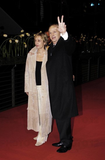 Bildnummer: 50388018 Datum: 05.02.2004 Copyright: imago/Enters
Schauspieler Michael Gwisdek und Freundin Gabriela Lehmann (beide GER) anlässlich der Präsentation des Eröffnungsfilms -Cold Mountain- während der 54. Internationalen Filmfestspiele in Berlin, Personen; 2004, Berlinale, Internationale, Eröffnung, Eröffnungsveranstaltung, Filmfest, Filmfeste, Festivals, Filmfestival, Filmfestivals, red carpet, Victory; , hoch, Kbdig, Gruppenbild, Film, Kunst, Deutschland, Randbild, People / Gestik