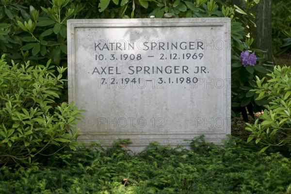 cntv Uebersicht Grabstein Grabstelle Blumen von Katrin Springer und Axel Springer jr. Die Grabstelle von Axel Springer Junior auf dem Friedhof Klein Flottbek 24.Juli 2025 Hamburg Deutschland *** cntv Uebersicht Grabstein Grabstelle Blumen von Katrin Springer und Axel Springer jr The grave of Axel Springer Junior at the Klein Flottbek cemetery July 24, 2025 Hamburg Germany
