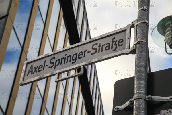Straßenschild Axel-Springer-Straße Außenansicht Axel-Springer-Verlag *** Street sign Axel Springer Straße Exterior view