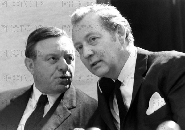 Teddy Kollek li ISR Bürgermeister Jerusalem im Gespräch mit Verleger Axel Cäsar Springer GER Ax