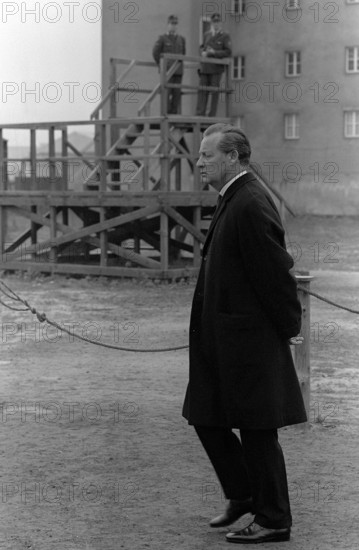 Bildnummer: 54446198 Datum: 15.01.1966 Copyright: imago/Sven Simon
Axel Caesar SPRINGER, Deutschland, Verleger, ganze Figur im Profil, geht in Berlin an einem Grenzposten mit zwei Soldaten im Hintergrund vorbei, Hochformat; Schwarzweissaufnahme Kultur Wirtschaft People himself sw kbneg xng 1966 hoch Verleger Journalismus Axel-Springer-Verlag Grenzposten o0 Innerdeutsche Grenze, deutsche Teilung himself Cäsar C
54446198 Date 15 01 1966 Copyright Imago Sven Simon Axel Caesar Springer Germany Publishers Whole Figure in Profile is in Berlin to a Border with Two Soldiers in Background over Portrait Black and white image Culture Economy Celebrities himself black and white Kbneg xng 1966 vertical Publishers Journalism Axel Springer Verlag Border o0 domestic Border German Division himself Caesar C