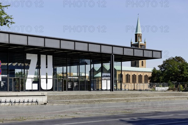 Deutschland, Berlin, 02.08.2015: Wegen Sanierung geschlossen: Die Neue Nationalgalerie am Kulturforum Berlin ist das Mu