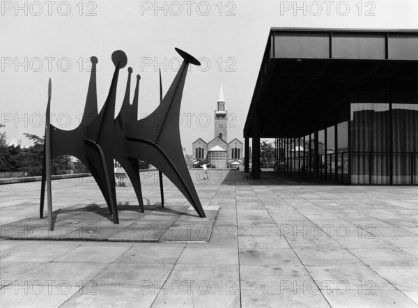 Im Hintergrund die St Matthäikirche September 1987 Berlin Neue Nationalgalerie Im Hintergrund di