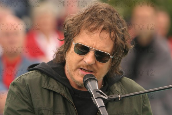 Bildnummer: 50484272  Datum: 13.06.2004  Copyright: imago/Hoffmann
Sänger Zucchero (ITA) anlässlich des ZDF-Fernsehgartens in Mainz, Personen; 2004, TV, Fernsehgarten, Musiker, Pop, Konzerte, Pianist; , quer, Kbdig, Einzelbild, Musik, Kunst, Deutschland, Aktion, People / close