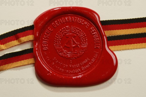 DDR-Siegel auf einem Exemplar des Einigungsvertrags von 1990 zwischen der Deutschen Demokratischen Republik und der Bun