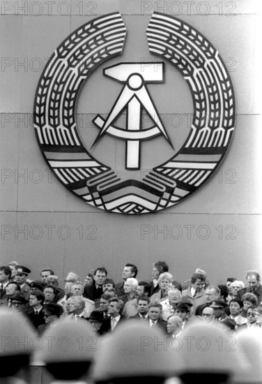 Bildnummer: 52871638  Datum: 08.10.1989  Copyright: imago/sepp spiegl
Feierlichkeiten zum 40-jährigen Bestehen der DDR unter Ährenkranz, Hammer und Zirkel in Berlin-Ost, Personen , Objekte; 1989, Berlin, Ost, Ostberlin, Deutschland, DDR, Zuschauer, Jubiläumsveranstaltungen, Nationalfeiertag, Staatswappen, sw; , hoch, Kbneg, Totale, Freisteller, Wappen, Logos,  , Politik, Europa, Jahrestag

Bildnummer 52871638 Date 08 10 1989 Copyright Imago Sepp Spiegl Celebrations to 40 year Existence the GDR under Ears ring Hammer and Circles in Berlin East People Objects 1989 Berlin East East Berlin Germany GDR Spectators Anniversary events National Day State arms black and white vertical Kbneg long shot cut out Coat of arms Logo politics Europe Anniversary