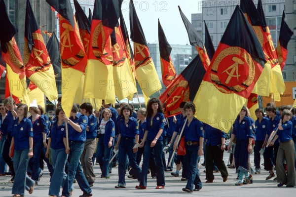 Bildnummer: 52941693  Datum: 03.06.1979  Copyright: imago/SMID
FDJler mit DDR-Fahnen auf dem Nationalen Jugendfestival 1979 in Ostberlin, Personen , Objekte; 1979, Ost-Berlin, DDR, Deutsche Demokratische Republik, Deutschland, FDJ, Nationales, Parade, Jugend, Festival, Nationalfahne, Hammer, Zirkel; , quer, Kbdia, Totale, Emblem, Logos,  , Gesellschaft, Europa

Bildnummer 52941693 Date 03 06 1979 Copyright Imago SMID FDJler with GDR Flags on the National Youth Festival 1979 in East Berlin People Objects 1979 East Berlin GDR German Democratic Republic Germany FDJ National Parade Youth Festival National flag Hammer Circles horizontal Kbdia long shot Emblem Logo Society Europe