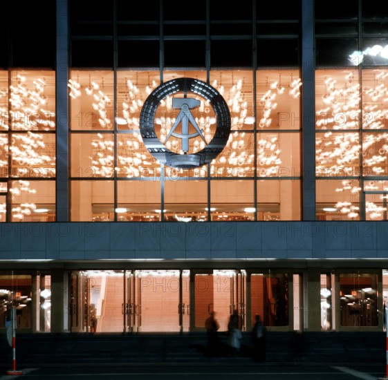 Bildnummer: 53210044  Datum: 04.07.1977  Copyright: imago/SMID
Hammer, Zirkel, Ährenkranz - Wappen der DDR am Palast der Republik in Berlin Ost , Gebäude, außen, Außenansicht , Objekte , Restlichtaufnahme; 1977, Berlin, Ostberlin DDR, Deutsche Demokratische Republik abends nachts; , quer, Mfdia, Einzelbild,  , Reisen, Europa

Bildnummer 53210044 Date 04 07 1977 Copyright Imago  Hammer Circles Ears ring Coat of arms the GDR at Palace the Republic in Berlin East Building exterior exterior view Objects Residual light recording 1977 Berlin East Berlin GDR German Democratic Republic evenings at night horizontal Mfdia Single Travel Europe