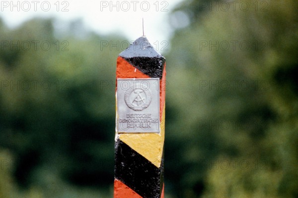 Bildnummer: 53228911  Datum: 15.05.1988  Copyright: imago/Rust
Grenzpfahl der DDR im Lappwald bei Helmstedt, Objekte; 1988, Helmstedt, Deutschland, Grenze, Zonengrenze, Bundesrepublik, BRD; , quer, Kbdia, Einzelbild, Wappen, Logos,  ,  , Europa; Aufnahmedatum geschätzt

Image number 53228911 Date 15 05 1988 Copyright Imago Rust Grenzpfahl the GDR in Lappwald at Helmstedt Objects 1988 Helmstedt Germany Border Zone border Federal GERMANY horizontal Kbdia Single Coat of arms Logo Europe date estimated