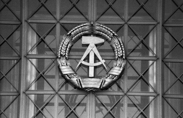 Bildnummer: 53352523  Datum: 28.08.1987  Copyright: imago/Jürgen Ritter
Emblem am Eingang zum Staatsratsgebäude in Berlin/DDR Hammer und Zirkel Ährenkranz Staatliche Symbole DDR DDR sw kbneg xkg 2009 quer o0 Logo Wappen; Aufnahmedatum geschätzt

Bildnummer 53352523 Date 28 08 1987 Copyright Imago Jürgen Ritter Emblem at Entrance to State Council building in Berlin GDR Hammer and Circles Ears ring State Symbols GDR GDR black and white Kbneg xkg 2009 horizontal o0 emblem Coat of arms date estimated