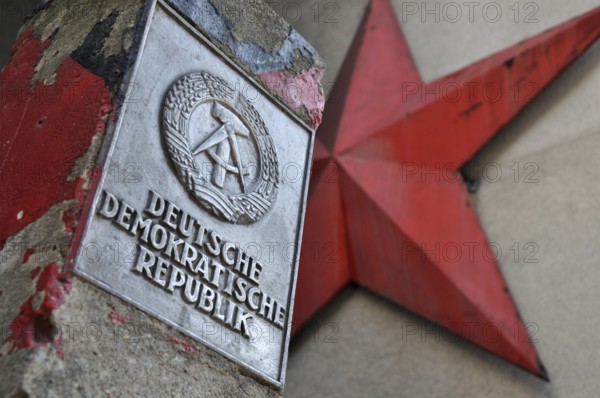 Bildnummer: 53994480  Datum: 12.04.2010  Copyright: imago/Steinach
 DDR-Grenzpfahl und Sowjetstern am Mauermuseum, Mauermuseum, Museum, Grenzpfahl, Grenze, DDR, Emblem, Hammer, Zirkel, Ährenkranz, Stern, Sowjetstern, Sowjetunion Reisen Europa GER kbdig xub 2010 quer o0 Wappen

Bildnummer 53994480 Date 12 04 2010 Copyright Imago Steinach GDR Grenzpfahl and Sowjetstern at Wall Museum Wall Museum Museum Grenzpfahl Border GDR Emblem Hammer Circles Ears ring Star Sowjetstern Soviet Union Travel Europe ger Kbdig  2010 horizontal o0 Coat of arms